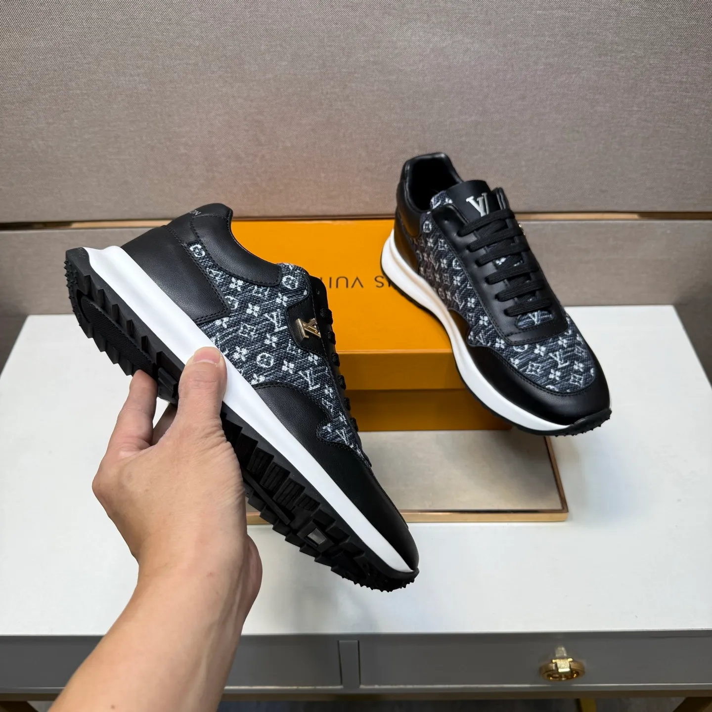⬛️Ex-factory price p442【LV～】men's casual shoes, 2025z cabinet sales simultaneously 🔶Size: 38-44 #️⃣ 🔷3 colors🔜The upper is made of multi-material splicing ➕Genuine leather lining, comfortable and breathable, sole: original comfortable and wear-resistant outsole, ⚠️real thing📱photographed🎬real thing is better📢📢📢